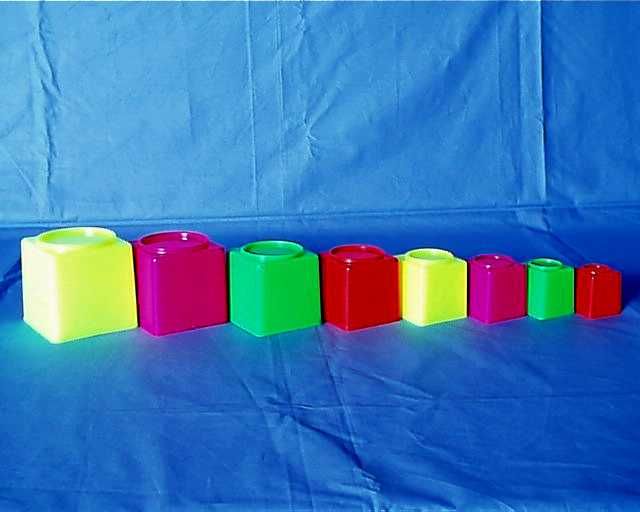 Kubus pyramida skládanka hranatá plast 4 barvy 9ks 12m+